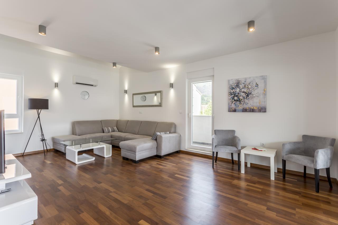 Luxury 3 Bed Apartment, Large Terrace, Pool, Close To Beach And Split! Podstrana Exteriör bild